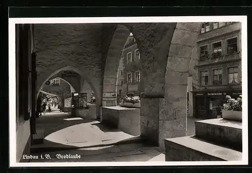 AK Lindau, Strassenblick durch die Brotlaube mit Drogerie