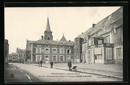 AK Crèvecoeur-le-Grand, La Cour d`honneur du Chateau et l`Hospice Caron Pinchon