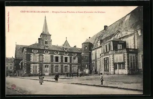 AK Crèvecoeur-le-Grand, La Cour d`honneur du Chateau et l`Hospice Caron Pinchon