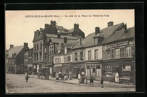 AK Crèvecoeur-le-Grand, Un coté de la Place de l`Hotel de Ville