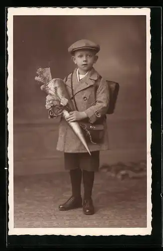 Foto-AK Junge mit Schultüte und Blümchen zum Schulanfang