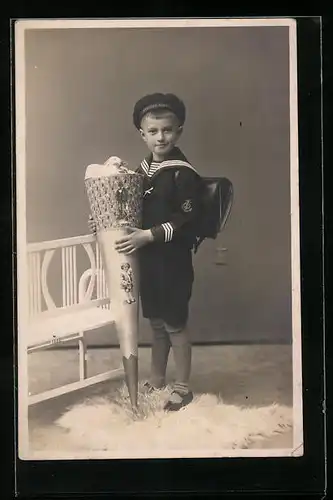 Foto-AK Schulanfang für Jungen in Matrosenanzug mit grosser Schultüte