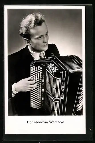 AK Musiker Hans-Joachim Wernecke mit seinem Akkordeon