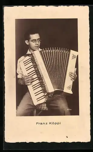 AK Musiker Franz Köppl spielt auf seinem Akkordeon