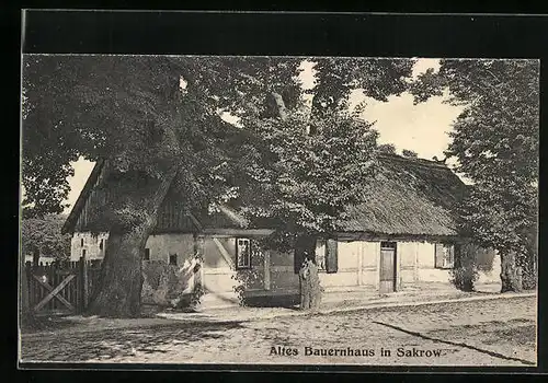 AK Sakrow, Strassenpartie mit altem Bauernhaus