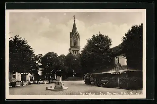 AK Bad Buckow /Märk. Schweiz, Marktplatz mit Blick zur Kirche