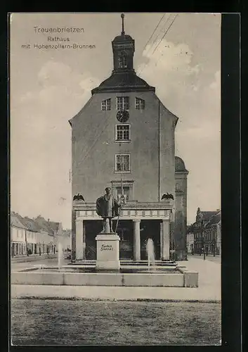 AK Treuenbrietzen, Rathaus mit Hohenzollernbrunnen