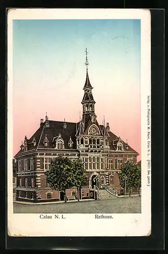 Goldfenster-AK Calau N. L., Rathaus mit leuchtenden Fenstern