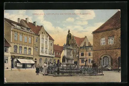 AK Gardelegen, Marktplatz mit Geschäften und Kaiser-Wilhelm-Denkmal