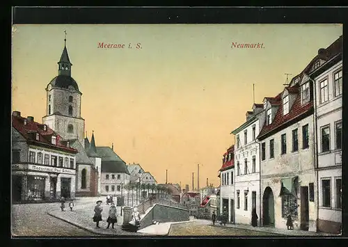 AK Meerane i. Sa., Strasse am Neumarkt mit Geschäft und Kirche