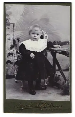Fotografie J. Vogt, Hamburg, Röhrendamm 8-10, Portrait blondes Kleinkind im niedlichen Kleidchen