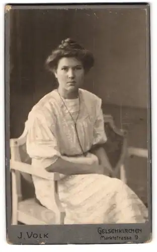 Fotografie J. Volk, Gelsenkirchen, Marktstr. 9, Portrait bildschöne junge Frau mit Flechtdutt