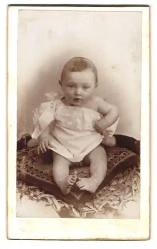 Fotografie Emil Thomae, Burbach / Saar, Wilhelmstr. 35, Portrait süsses Baby im weissen Kleidchen