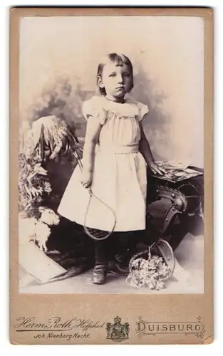 Fotografie Herm. Roth, Duisburg, Königstr. 4, Portrait blondes Mädchen hält einen Tennisschläger in der Hand