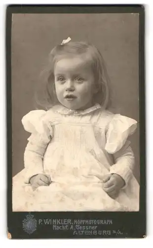 Fotografie P. Winkler, Altenburg / S.-A., Portrait blondes süsses Mädchen mit niedlicher Schleife im Haar