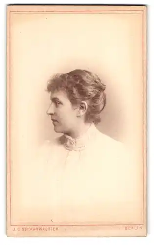 Fotografie J. C. Schaarwächter, Berlin, Friedrichstr. 190, Portrait brünette junge Schönheit in weisser Bluse