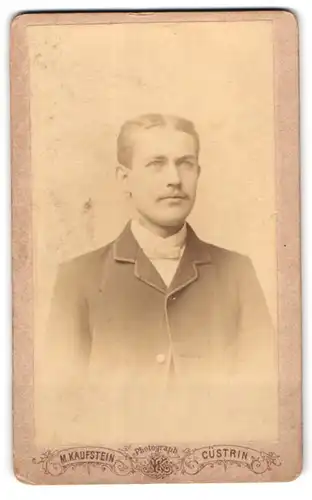 Fotografie M. Kaufstein, Cüstrin, Webergasse 178, Portrait blonder junger Mann mit Fliege im Jackett