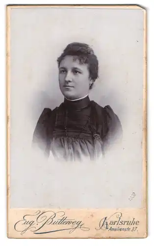 Fotografie E. Butteweg, Karlsruhe, Amalienstr. 37, Portrait dunkelhaarige Frau mit Halsschmuck