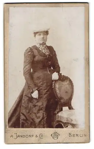 Fotografie A. Jandorf & Co., Berlin, Portrait einer elegant gekleideten Frau