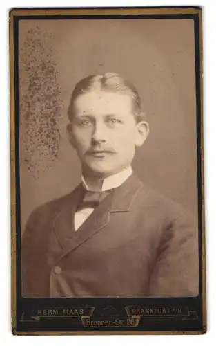 Fotografie Herm. Maas, Frankfurt / Main, Brönnerstr. 26, Portrait junger charmanter Mann in Fliege und Jackett