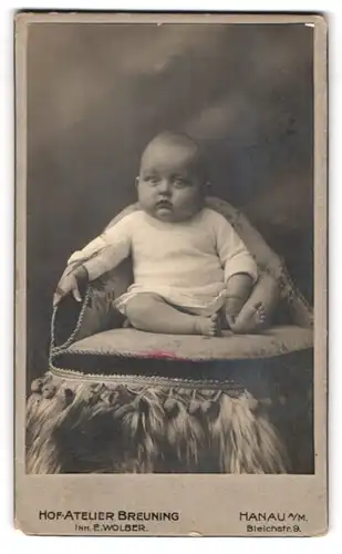 Fotografie Atelier Breuning, Hanau a. M., Bleichstr. 9, Portrait süsses Baby im weissen Hemdchen