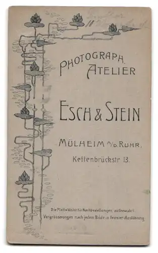 Fotografie Esch & Stein, Mülheim / Ruhr, Kettenbrückstr. 13, Portrait lachendes kleines Mädchen auf Fell sitzend