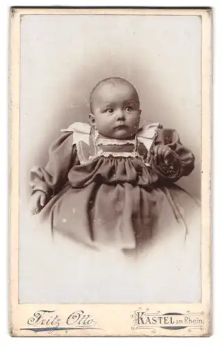 Fotografie Fritz Otto, Kastel am Rhein, Mainzerstr. 31, Portrait süsses Baby im gerüschten Kleidchen