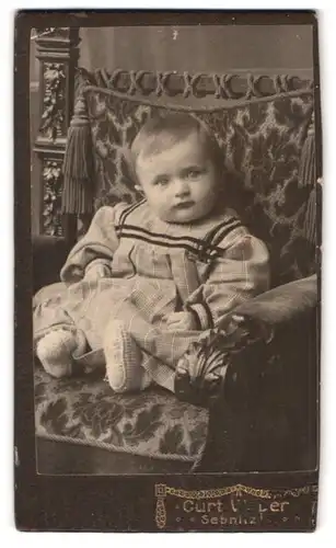Fotografie Curt Weber, Sebnitz, Portrait niedliches Baby im karierten Kleidchen
