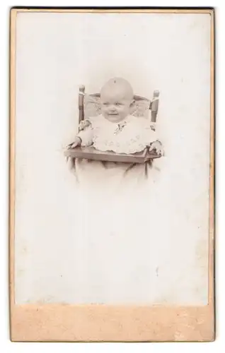 Fotografie Heinrich Koenig, Rhaunen, lachendes Baby im Kinderstuhl sitzend