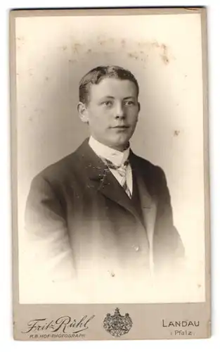 Fotografie Fritz Rühl, Landau / Pfalz, Waffenstr., Portrait junger Mann mit Krawatte im Jackett