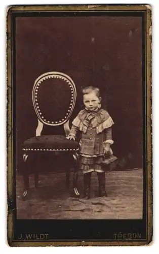 Fotografie J. Wildt, Trebon, Portrait niedliches Mädchen im Kleid am Stuhl stehend