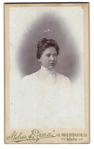 Fotografie Atelier Erna, Metz, Priesterstr. 15, Portrait brünette Schönheit mit Dutt