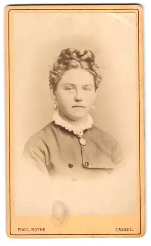 Fotografie Emil Rothe, Cassel, Am Bahnhofplatz 6, Portrait bildschönes Fräulein mit Flechtdutt