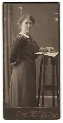 Fotografie Berliner Atelier, Mannheim, Kunststr. 12, Portrait charmantes Fräulein im eleganten Kleid