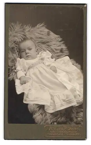 Fotografie P. Dahm, Wattenscheid, Kaiserplatz, Portrait niedliches Baby im weissen Taufkleidchen