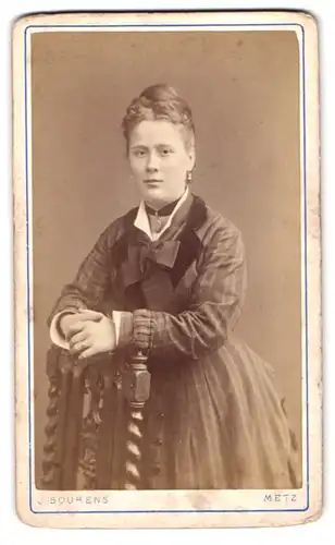 Fotografie J. Bourens, Metz, Rue Serpenoise 27 & 29, Portrait bildschöne junge Frau im prachtvollen Kleid