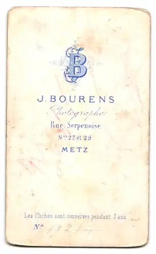 Fotografie J. Bourens, Metz, Rue Serpenoise 27 & 29, Portrait bildschöne junge Frau im prachtvollen Kleid