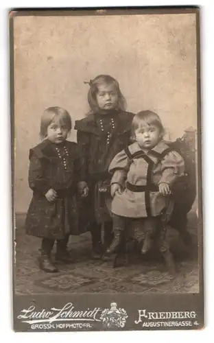 Fotografie Ludw. Schmidt, Friedberg, Augustinergasse 4, Portrait drei niedliche Mädchen in hübscher Kleidung
