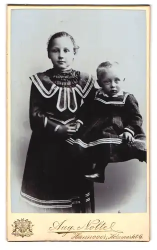 Fotografie Aug. Nolte, Hannover, Holzmarkt 6, Portrait niedliches Kinderpaar in hübscher Kleidung