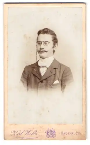 Fotografie Karl Weber, Hagenau i. Els., Portrait charmanter junger Mann mit Schnurrbart und Zwicker