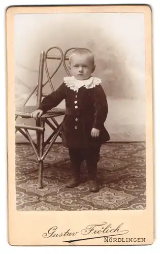 Fotografie Gustav Frölich, Nördlingen, Am Graben, Portrait blonder kleiner Bube im niedlichen Anzug
