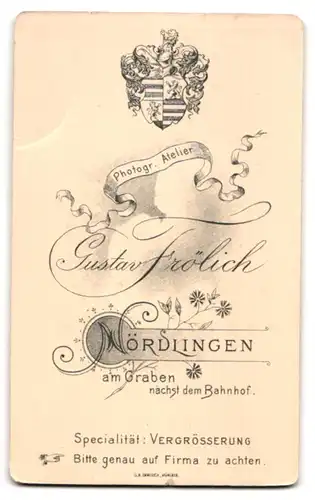 Fotografie Gustav Frölich, Nördlingen, Am Graben, Portrait blonder kleiner Bube im niedlichen Anzug