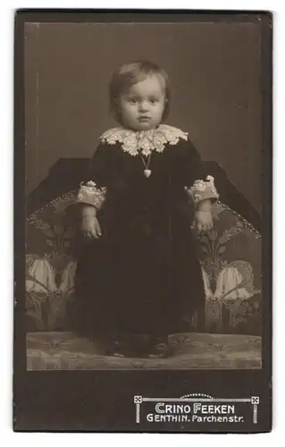 Fotografie Crino Feeken, Genthin, Parchenstr., Portrait süsses kleines Mädchen im bestickten Kleid mit Herzkette