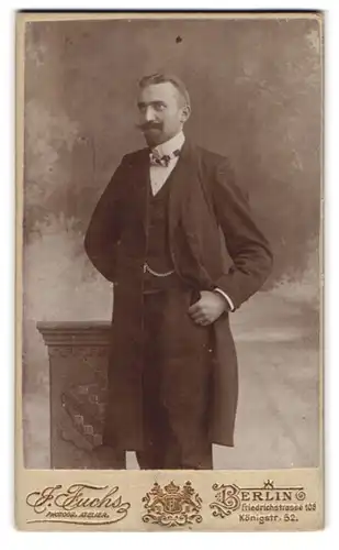 Fotografie J. Fuchs, Berlin, Friedrichstr. 108, Portrait stattlicher Herr mit Schnurrbart im Anzug