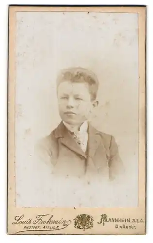 Fotografie Louis Frohwein, Mannheim, Breitestrasse, Portrait Bube mit Krawatte im eleganten Jackett