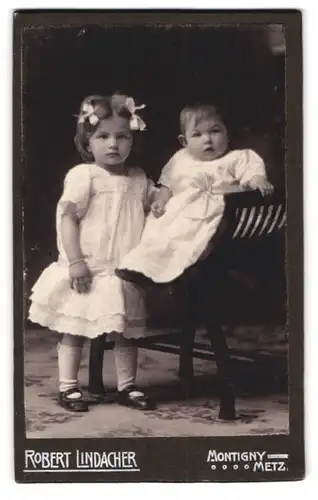 Fotografie Robert Lindacher, Metz, Chausseestr. 3, Portrait zwei niedliche Mädchen in hübschen Kleidern