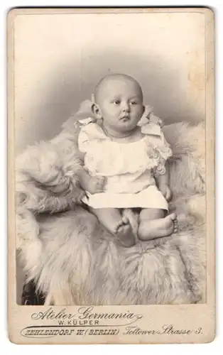 Fotografie Atelier Germania, Berlin-Zehlendorf, Teltowerstr. 3, Portrait niedliches Baby im weissen Kleidchen