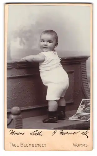 Fotografie Paul Blumberger, Worms, Kaiser-Wilhelm-Str. 7, Portrait süsses Baby in weisser Kleidung