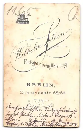 Fotografie Wilhelm Stein, Berlin, Chausseestr. 65 /66, Portrait nacktes Baby auf einem Fell liegend