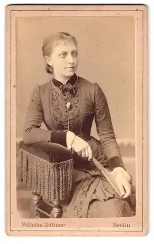 Fotografie Wilhelm Zöllner, Berlin, Gr. Friedrichstr. 100, Portrait bildschöne junge Frau hält einen Fächer in der Hand